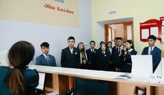 You are currently viewing Әуезов Студенттік Парламентінің ұйымдастыруымен «Алтын көпір» тақырыбында кездесу өтті.