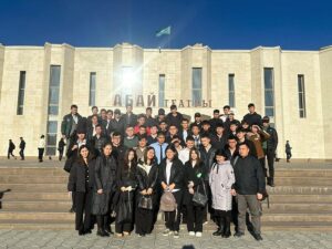 Подробнее о статье Преподаватели и студенты электротехнического колледжа посетили драму Рахимжана Отарбаева