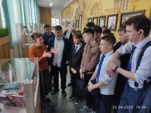 Подробнее о статье Студенты клуба «Ұлы Дала» приняли участие в краеведческом часе, посвящённом 80-летию Победы и 180-летию Абая
