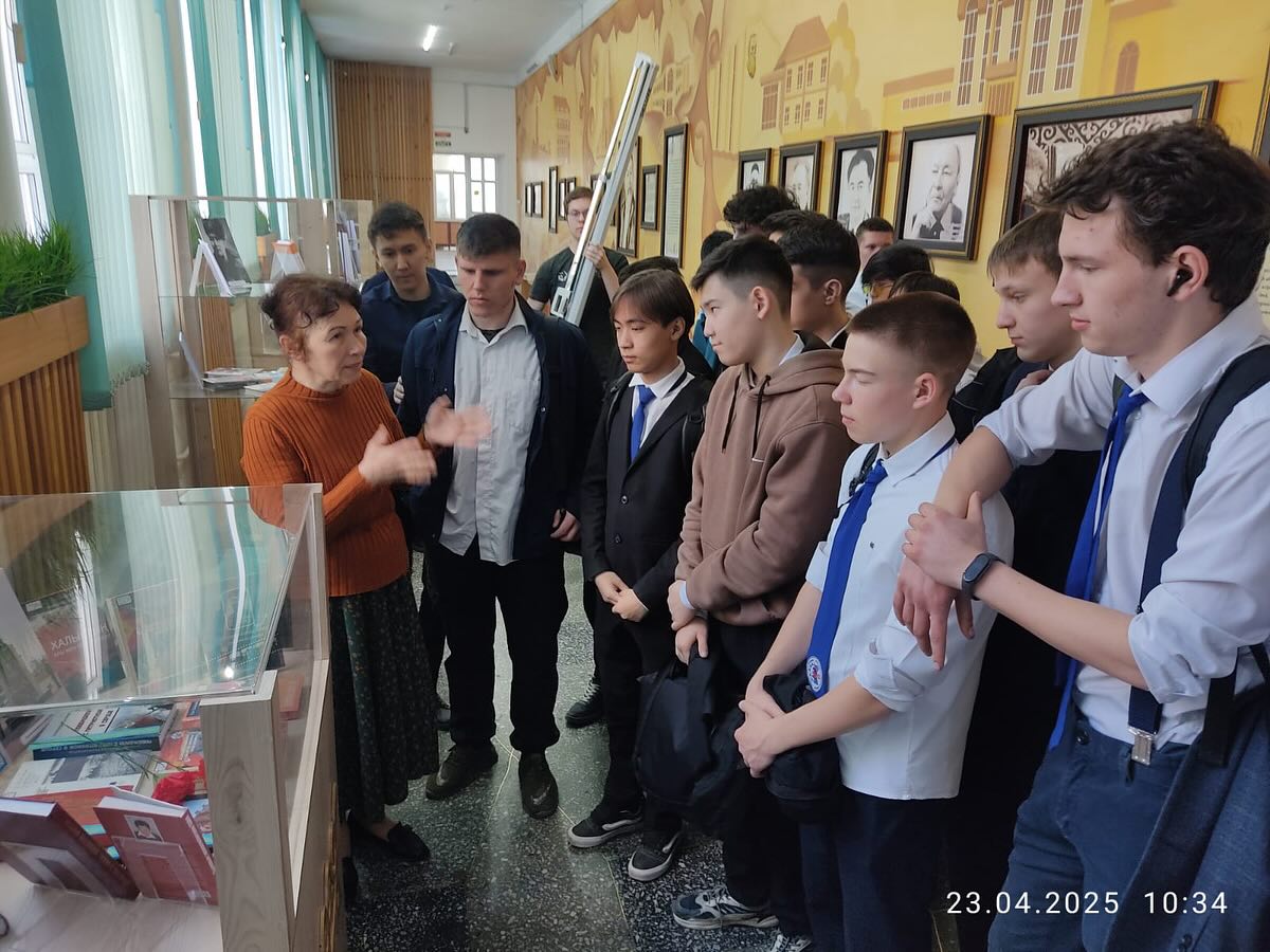 Вы сейчас просматриваете Студенты клуба «Ұлы Дала» приняли участие в краеведческом часе, посвящённом 80-летию Победы и 180-летию Абая