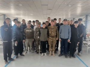 Read more about the article Оқу-далалық жиын аясында студенттер әскери бөлімге барды