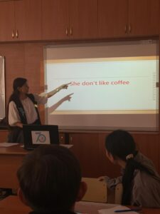 Read more about the article 11 қыркүйек 2025 жылы ағылшын тілінің мұғалімі   Калыкенова С.К. тілдер апталығы аясында «Language quest» интеллектуалды ойынын өткізді.